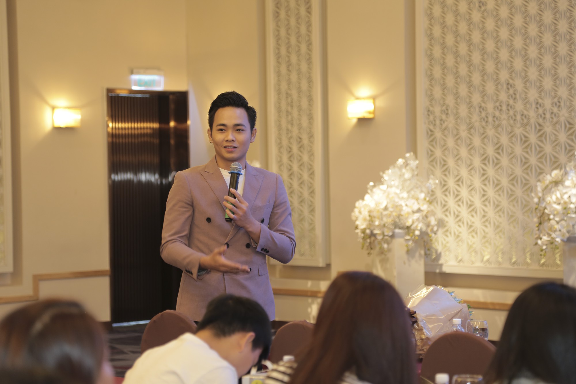 An Nguy xuất hiện lạ lẫm với tóc ngắn, vest vàng cực ngầu - Ảnh 5. An Nguy xuất hiện lạ lẫm với tóc ngắn, vest vàng cực ngầu - Ảnh 5.
