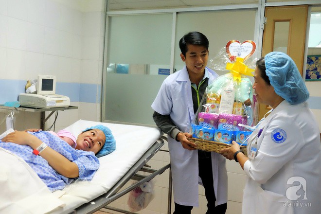 Bà mẹ 24 tuổi ở Sài Gòn sinh bé gái ngay thời khắc đầu tiên của năm 2018 - Ảnh 8. Bà mẹ 24 tuổi ở Sài Gòn sinh bé gái ngay thời khắc đầu tiên của năm 2018 - Ảnh 8.