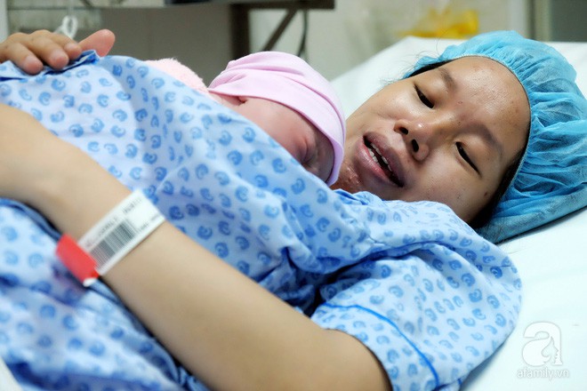Bà mẹ 24 tuổi ở Sài Gòn sinh bé gái ngay thời khắc đầu tiên của năm 2018 - Ảnh 7. Bà mẹ 24 tuổi ở Sài Gòn sinh bé gái ngay thời khắc đầu tiên của năm 2018 - Ảnh 7.