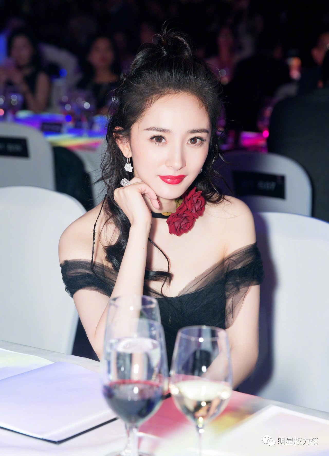 Không phải tóc dài thướt tha, 5 kiểu tóc điệu đà này mới được các sao Hoa ngữ thi nhau diện mỗi khi đi sự kiện - Ảnh 1. Không phải tóc dài thướt tha, 5 kiểu tóc điệu đà này mới được các sao Hoa ngữ thi nhau diện mỗi khi đi sự kiện - Ảnh 1.