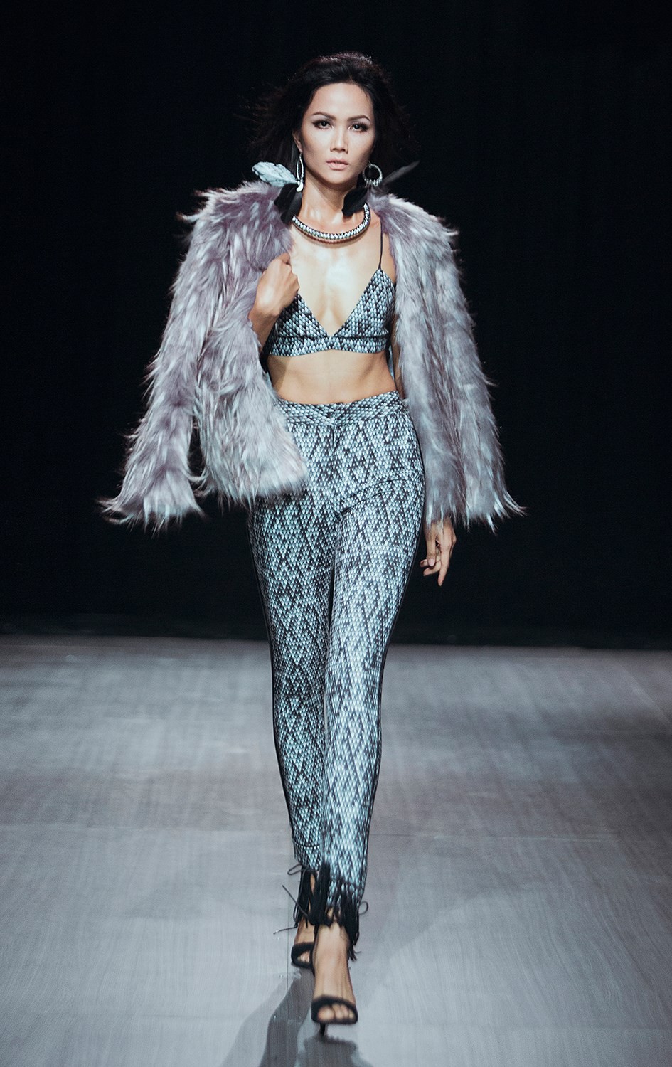 Trước khi đăng quang Hoa hậu, HHen Niê đã là một người mẫu sáng giá với những khoảnh khắc catwalk xuất thần thế này đây - Ảnh 3. Trước khi đăng quang Hoa hậu, HHen Niê đã là một người mẫu sáng giá với những khoảnh khắc catwalk xuất thần thế này đây - Ảnh 3.