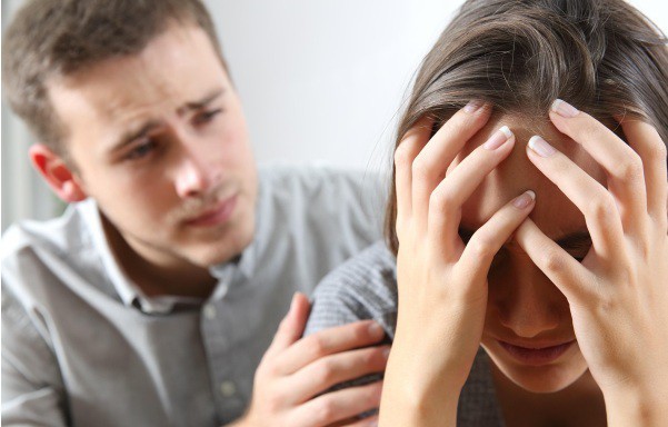 Nhìn thấy vợ hoặc chồng của bạn mình ngoại tình, có nên nói không? - Ảnh 3.