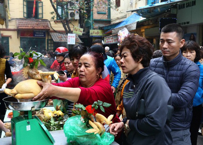 Những địa chỉ mua giò chả, bánh chưng từ thời ông bà ở Hà Nội mà Tết năm nào khách cũng xếp hàng ùn ùn - Ảnh 34.