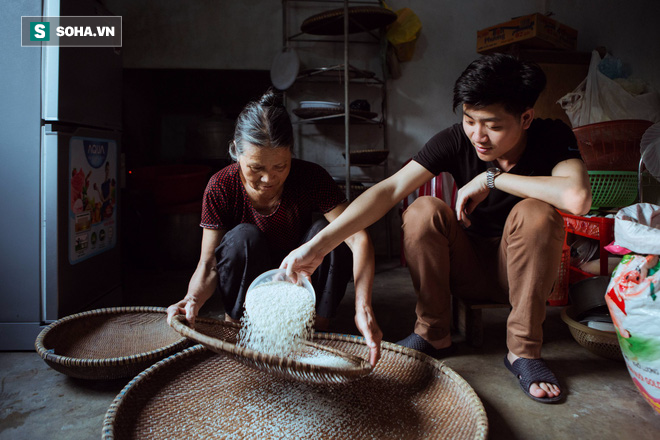 Con trai nấu bồ kết tự tay gội đầu cho mẹ, hình ảnh xúc động trong những ngày cuối năm - Ảnh 7.