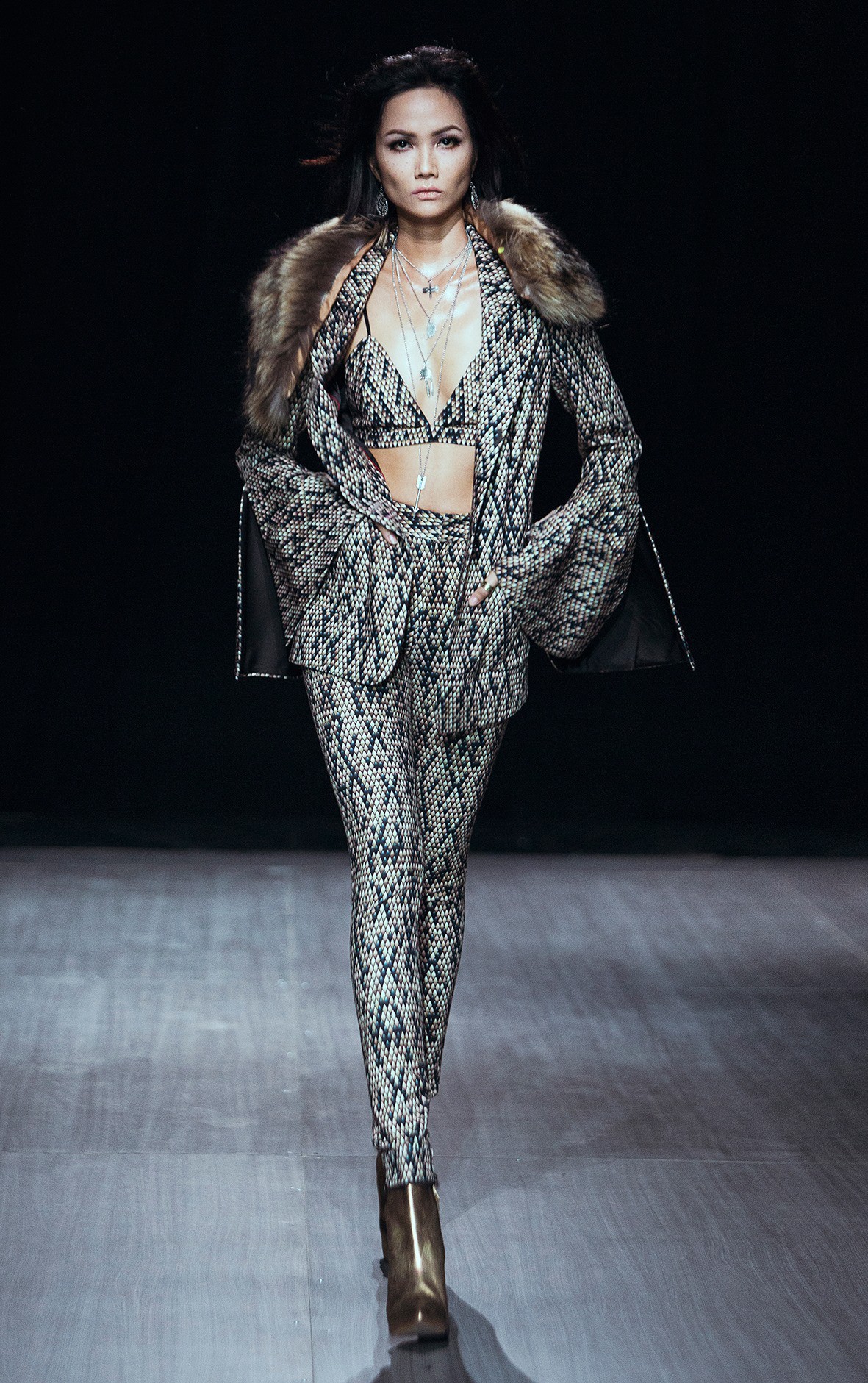 Trước khi đăng quang Hoa hậu, HHen Niê đã là một người mẫu sáng giá với những khoảnh khắc catwalk xuất thần thế này đây - Ảnh 9. Trước khi đăng quang Hoa hậu, HHen Niê đã là một người mẫu sáng giá với những khoảnh khắc catwalk xuất thần thế này đây - Ảnh 9.