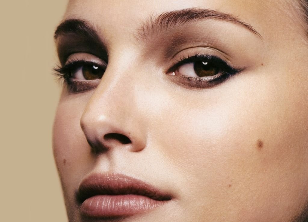 Chỉ là tiểu phẫu nhưng tẩy nốt ruồi không đúng cách có thể bị hủy hoại cả khuôn mặt bạn - Ảnh 1. Chỉ là tiểu phẫu nhưng tẩy nốt ruồi không đúng cách có thể bị hủy hoại cả khuôn mặt bạn - Ảnh 1.