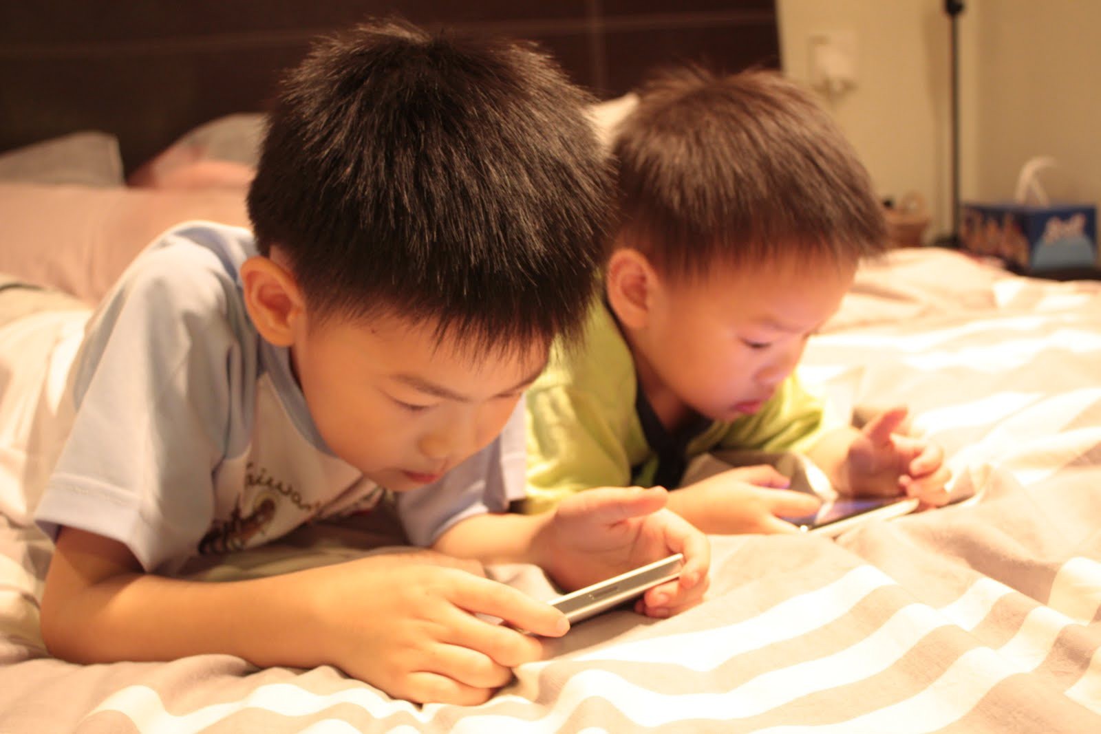 Cho con trai 7 tuổi chơi điện thoại sớm đã đành nhưng chính việc làm vô thức này đã khiến bé mất đi thị lực - Ảnh 1. Cho con trai 7 tuổi chơi điện thoại sớm đã đành nhưng chính việc làm vô thức này đã khiến bé mất đi thị lực - Ảnh 1.