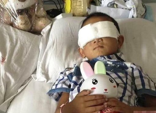 Cho con trai 7 tuổi chơi điện thoại sớm đ&atilde; đ&agrave;nh nhưng ch&iacute;nh việc l&agrave;m v&ocirc; thức n&agrave;y đ&atilde; khiến b&eacute; mất đi thị lực - Ảnh 3.