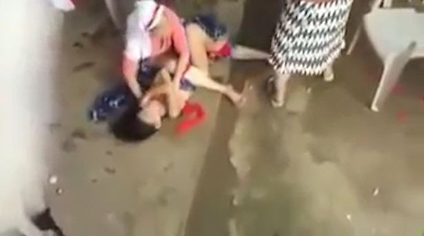 Thấy ch&aacute;u g&aacute;i 9 tuổi cứ ph&aacute;t đi&ecirc;n mỗi buổi chiều, b&agrave; ra tay h&agrave;nh động v&agrave; bị cảnh s&aacute;t tống giam ngay lập tức - Ảnh 1.