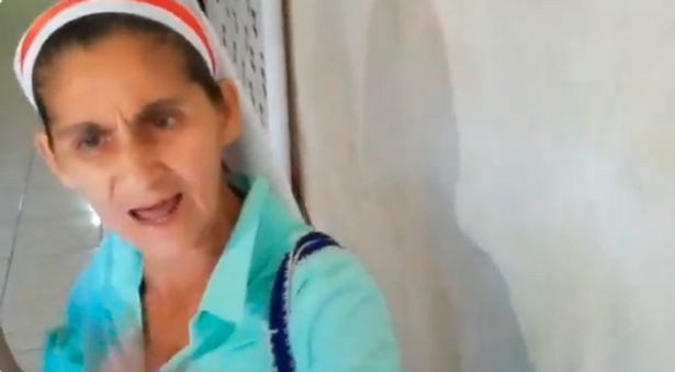 Thấy ch&aacute;u g&aacute;i 9 tuổi cứ ph&aacute;t đi&ecirc;n mỗi buổi chiều, b&agrave; ra tay h&agrave;nh động v&agrave; bị cảnh s&aacute;t tống giam ngay lập tức - Ảnh 2.