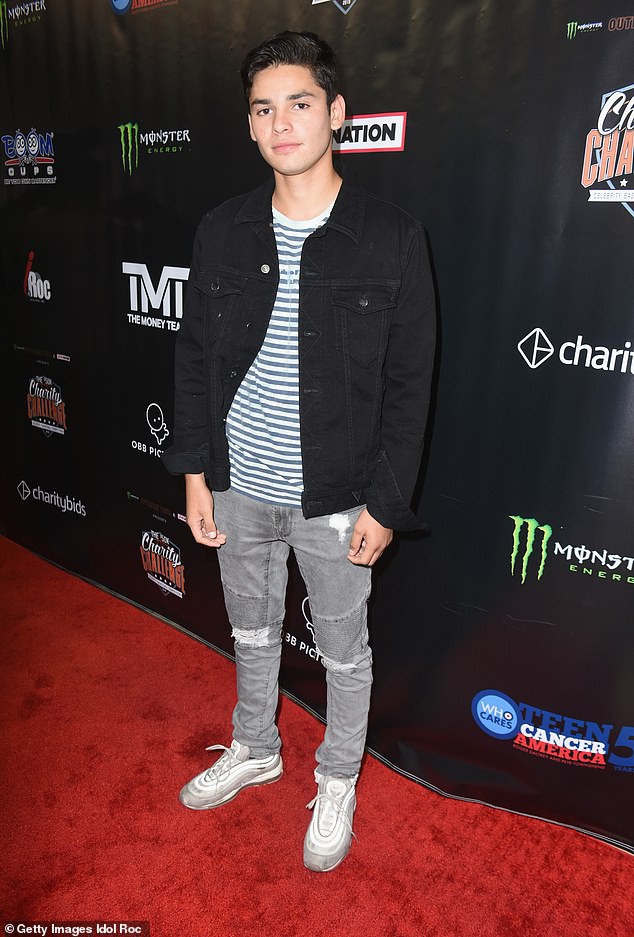 Cần chi Justin Bieber, Selena Gomez đ&atilde; c&oacute; trai đẹp body 6 m&uacute;i ngỏ &yacute; mời đi hẹn h&ograve; - Ảnh 2.