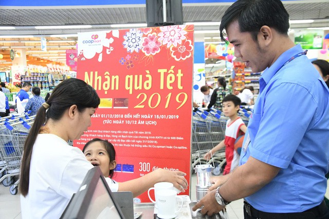 Hàng triệu phần quà tết đã đến tay khách hàng thành viên Co.opmart - Ảnh 2. Hàng triệu phần quà tết đã đến tay khách hàng thành viên Co.opmart - Ảnh 2.