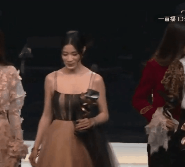 Câu hỏi lớn nhất sự kiện Đêm Weibo 2018: Đôi giày cao gót của Tần Lam cao bao nhiêu cm? - Ảnh 2. Câu hỏi lớn nhất sự kiện Đêm Weibo 2018: Đôi giày cao gót của Tần Lam cao bao nhiêu cm? - Ảnh 2.
