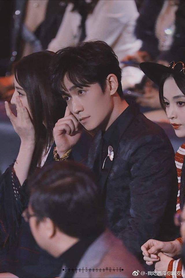 Mỹ nam số hưởng nhất sự kiện Đ&ecirc;m Weibo: B&ecirc;n tr&aacute;i ngồi cạnh Địch Lệ Nhiệt Ba, b&ecirc;n phải l&agrave; Cổ Lực Na Tr&aacute;t - Ảnh 1.