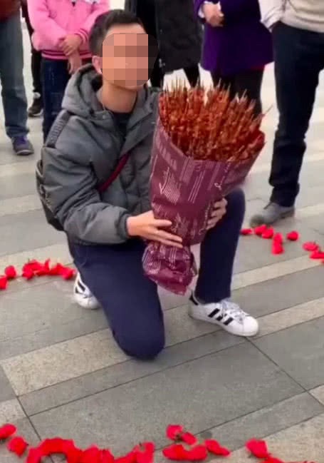 Ch&agrave;ng trai tỏ t&igrave;nh với bạn g&aacute;i dưới s&acirc;n trường nhưng b&aacute;c lao c&ocirc;ng mới l&agrave; nh&acirc;n vật chiếm spotlight - Ảnh 2.