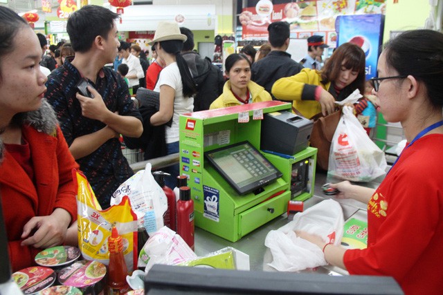 Chen ch&uacute;c mua, xếp h&agrave;ng chờ t&iacute;nh tiền, h&agrave;ng lỗi, nỗi &aacute;m ảnh khi mua sắm Tết - Ảnh 2.