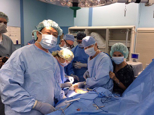 Lần đầu ti&ecirc;n tạo h&igrave;nh gương mặt bỏng axit trong 1 th&igrave; bằng vi phẫu - Ảnh 3.