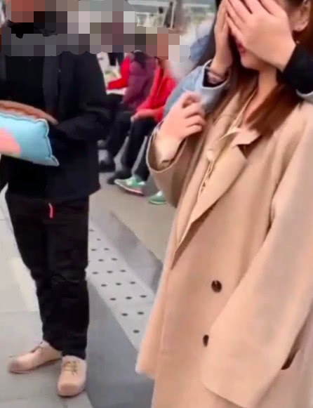 Ch&agrave;ng trai tỏ t&igrave;nh với bạn g&aacute;i dưới s&acirc;n trường nhưng b&aacute;c lao c&ocirc;ng mới l&agrave; nh&acirc;n vật chiếm spotlight - Ảnh 3.