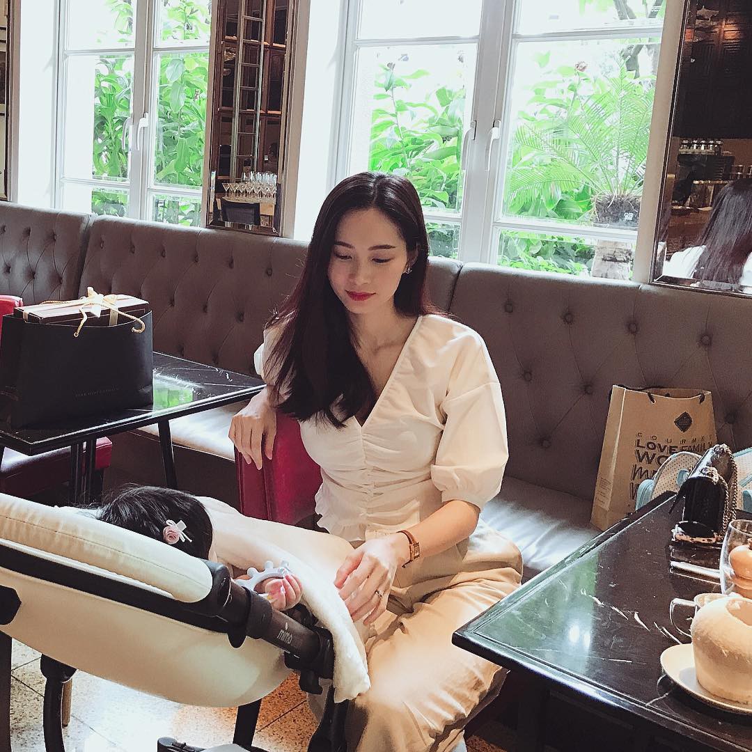 Bật mí món phụ kiện không thể thiếu của con gái Hoa hậu Đặng Thu Thảo khiến Sophie lúc nào cũng xinh xắn, điệu đà thế này - Ảnh 8. Bật mí món phụ kiện không thể thiếu của con gái Hoa hậu Đặng Thu Thảo khiến Sophie lúc nào cũng xinh xắn, điệu đà thế này - Ảnh 8.