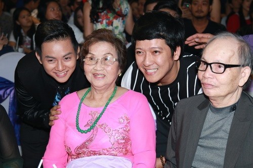 H&igrave;nh ảnh ấm &aacute;p ng&agrave;y gi&aacute;p Tết: Bố mẹ Ho&agrave;i Linh trở về từ Mỹ, đến nh&agrave; thờ Tổ trăm tỷ thăm con trai - Ảnh 3.