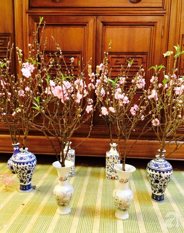 Muôn kiểu chị em cắm đào trang trí nhà: Thấy đào là thấy Tết - Ảnh 24. Muôn kiểu chị em cắm đào trang trí nhà: Thấy đào là thấy Tết - Ảnh 24.