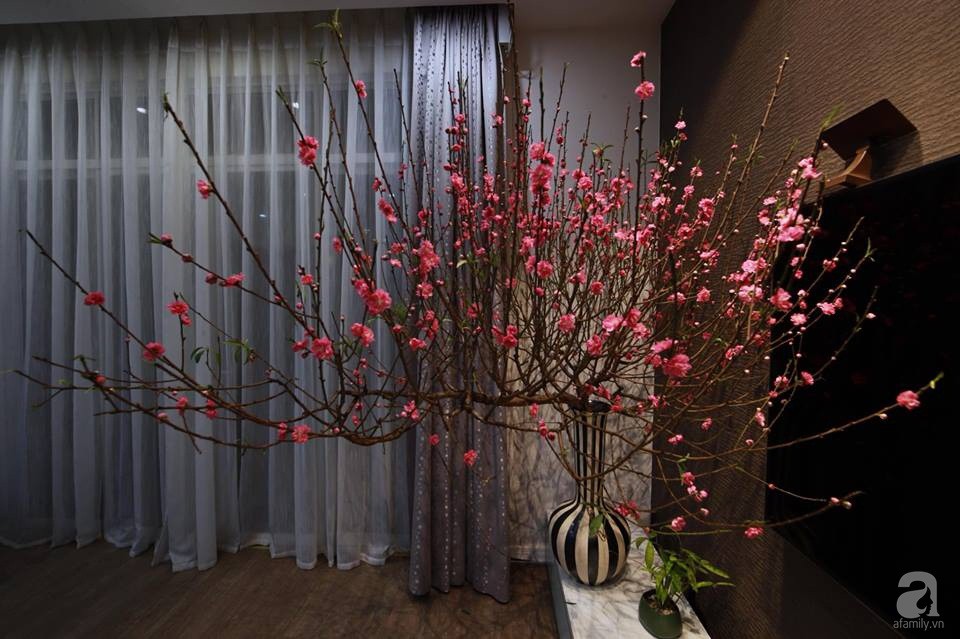 Muôn kiểu chị em cắm đào trang trí nhà: Thấy đào là thấy Tết - Ảnh 19. Muôn kiểu chị em cắm đào trang trí nhà: Thấy đào là thấy Tết - Ảnh 19.