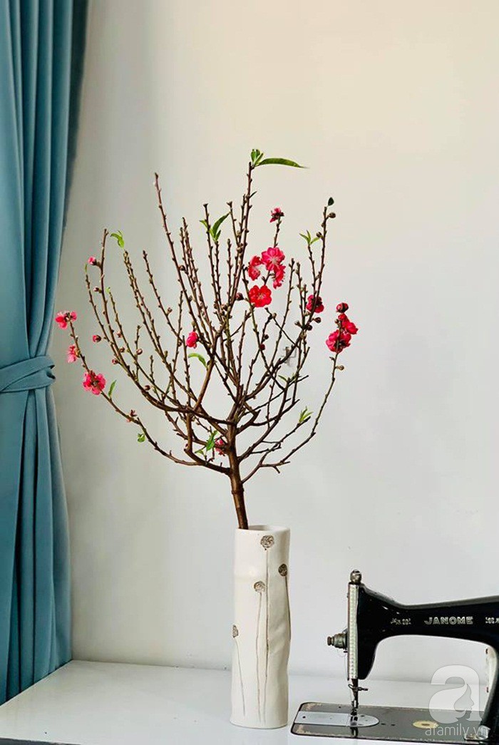 Muôn kiểu chị em cắm đào trang trí nhà: Thấy đào là thấy Tết - Ảnh 5. Muôn kiểu chị em cắm đào trang trí nhà: Thấy đào là thấy Tết - Ảnh 5.