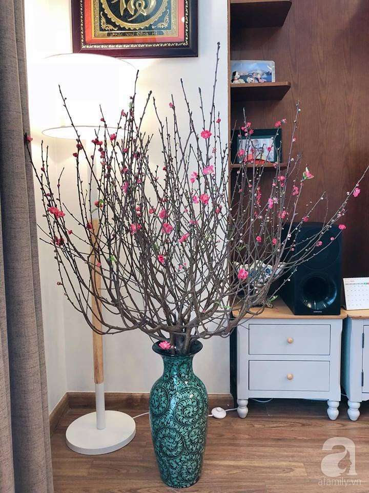 Muôn kiểu chị em cắm đào trang trí nhà: Thấy đào là thấy Tết - Ảnh 11. Muôn kiểu chị em cắm đào trang trí nhà: Thấy đào là thấy Tết - Ảnh 11.