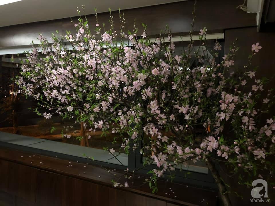 Muôn kiểu chị em cắm đào trang trí nhà: Thấy đào là thấy Tết - Ảnh 10. Muôn kiểu chị em cắm đào trang trí nhà: Thấy đào là thấy Tết - Ảnh 10.