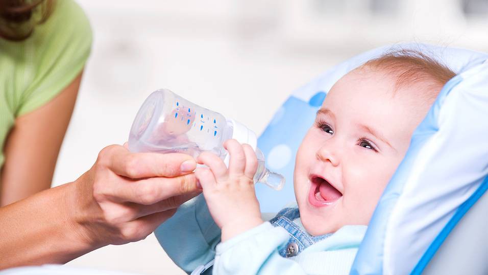 5 cách đơn giản hiệu quả giúp hạ sốt nhanh chóng cho con mà không cần lạm dụng kháng sinh, cha mẹ rất nên biết - Ảnh 2. 5 cách đơn giản hiệu quả giúp hạ sốt nhanh chóng cho con mà không cần lạm dụng kháng sinh, cha mẹ rất nên biết - Ảnh 2.