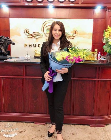 D&agrave;n bạn g&aacute;i cầu thủ Việt: Xinh đẹp, nổi tiếng nhưng chưa hết, họ c&ograve;n c&oacute; cuộc sống sang chảnh đ&aacute;ng ghen tỵ - Ảnh 7.