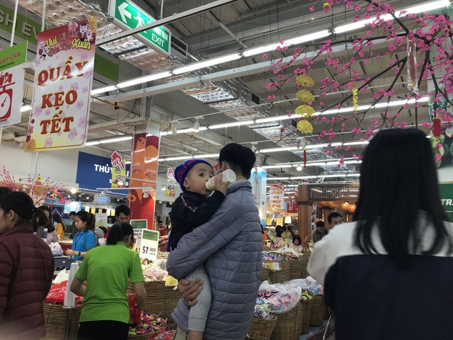 22h, c&aacute;c &ocirc;ng bố vẫn chật vật &ocirc;m con đứng khắp si&ecirc;u thị - Ảnh 16.