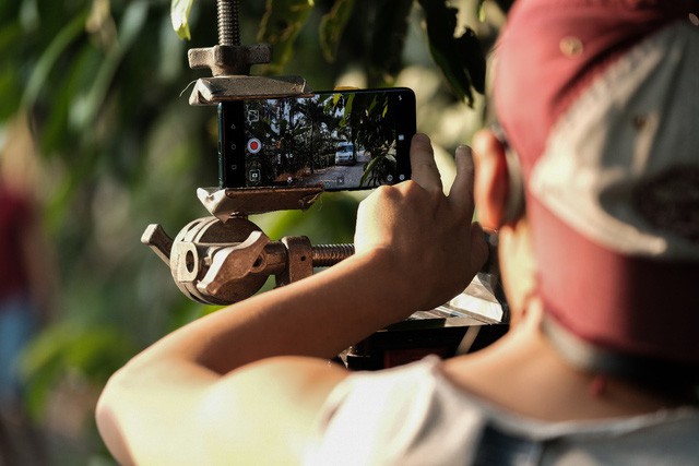 Hậu trường phim Tết: “Đem yêu thương về đón Tết” được quay hoàn toàn bằng Huawei Mate 20 Pro - Ảnh 5. Hậu trường phim Tết: “Đem yêu thương về đón Tết” được quay hoàn toàn bằng Huawei Mate 20 Pro - Ảnh 5.