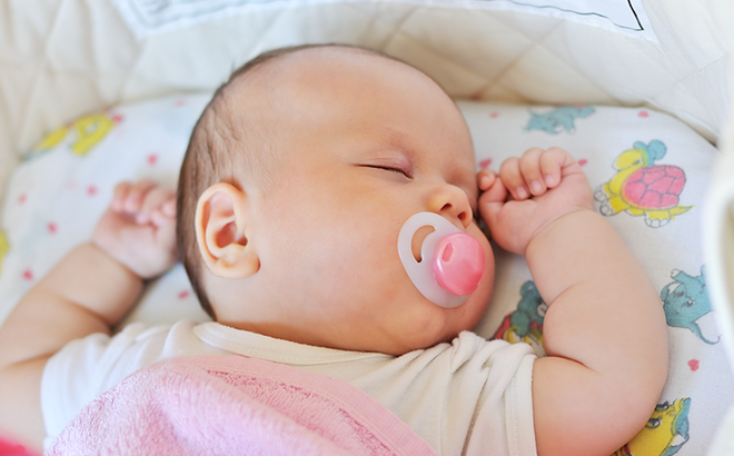 Mọi điều cần biết khi cho trẻ sử dụng núm vú giả: Bao giờ thì bắt đầu và khi nào nên dừng lại ? - Ảnh 3. Mọi điều cần biết khi cho trẻ sử dụng núm vú giả: Bao giờ thì bắt đầu và khi nào nên dừng lại ? - Ảnh 3.