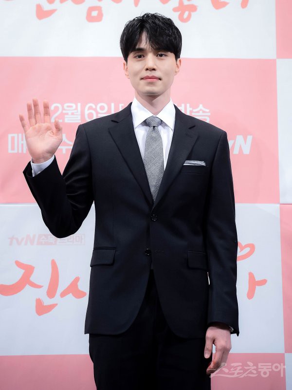 Được t&agrave;i tử Lee Dong Wook &acirc;n cần hộ tống, mỹ nh&acirc;n Goblin khoe đường cong bốc lửa v&agrave; đ&ocirc;i ch&acirc;n cực phẩm ở sự kiện - Ảnh 11.