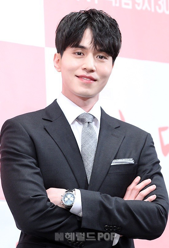 Được t&agrave;i tử Lee Dong Wook &acirc;n cần hộ tống, mỹ nh&acirc;n Goblin khoe đường cong bốc lửa v&agrave; đ&ocirc;i ch&acirc;n cực phẩm ở sự kiện - Ảnh 12.