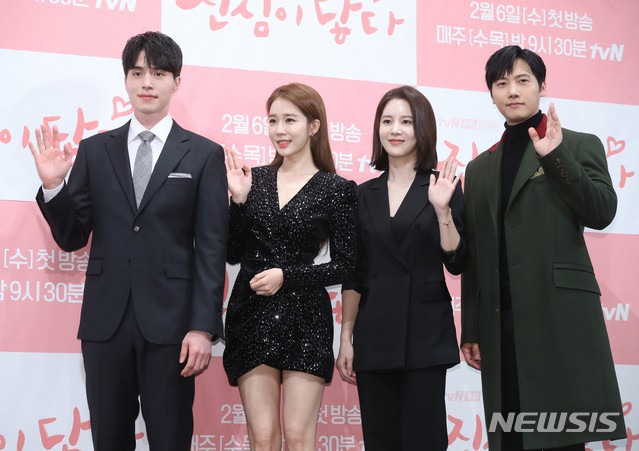 Được t&agrave;i tử Lee Dong Wook &acirc;n cần hộ tống, mỹ nh&acirc;n Goblin khoe đường cong bốc lửa v&agrave; đ&ocirc;i ch&acirc;n cực phẩm ở sự kiện - Ảnh 14.