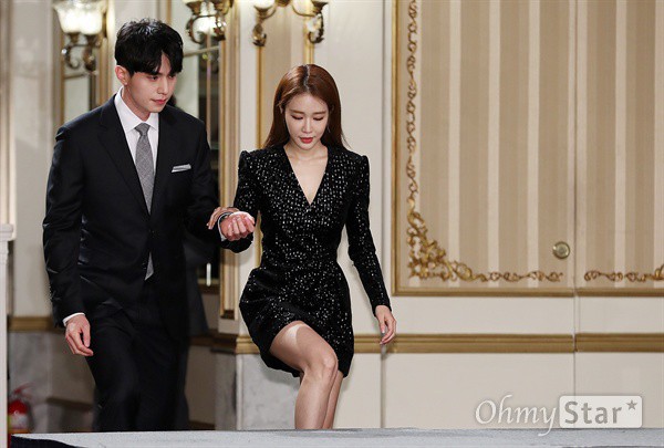 Được t&agrave;i tử Lee Dong Wook &acirc;n cần hộ tống, mỹ nh&acirc;n Goblin khoe đường cong bốc lửa v&agrave; đ&ocirc;i ch&acirc;n cực phẩm ở sự kiện - Ảnh 2.