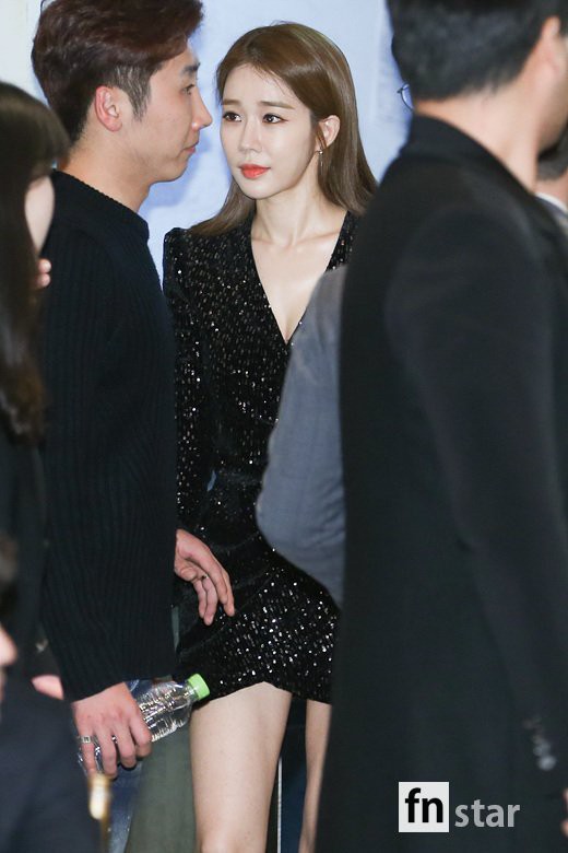 Được t&agrave;i tử Lee Dong Wook &acirc;n cần hộ tống, mỹ nh&acirc;n Goblin khoe đường cong bốc lửa v&agrave; đ&ocirc;i ch&acirc;n cực phẩm ở sự kiện - Ảnh 4.