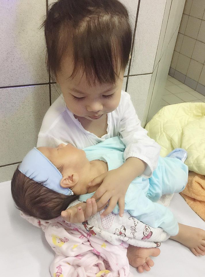 Mẹ trẻ dở khóc dở cười với tình cảnh 3 năm 2 đứa: Chị 2 tuổi rưỡi vẽ mặt em thành tác phẩm nghệ thuật - Ảnh 2. Mẹ trẻ dở khóc dở cười với tình cảnh 3 năm 2 đứa: Chị 2 tuổi rưỡi vẽ mặt em thành tác phẩm nghệ thuật - Ảnh 2.