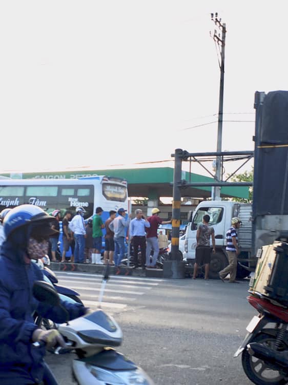 Hiện trường vụ xe tải tông hàng loạt xe máy dừng đèn đỏ giữa giao lộ Sài Gòn khiến nhiều người hoảng sợ - Ảnh 4.