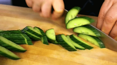 Cứ ăn mãi thịt ngấy đến tận cổ nên tôi làm thêm cả món salad dưa chuột này, ai ngờ nồi cơm hết veo - Ảnh 5. Cứ ăn mãi thịt ngấy đến tận cổ nên tôi làm thêm cả món salad dưa chuột này, ai ngờ nồi cơm hết veo - Ảnh 5.