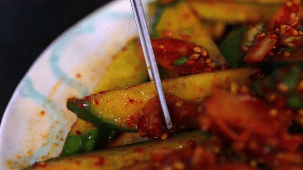 Cứ ăn mãi thịt ngấy đến tận cổ nên tôi làm thêm cả món salad dưa chuột này, ai ngờ nồi cơm hết veo - Ảnh 8. Cứ ăn mãi thịt ngấy đến tận cổ nên tôi làm thêm cả món salad dưa chuột này, ai ngờ nồi cơm hết veo - Ảnh 8.