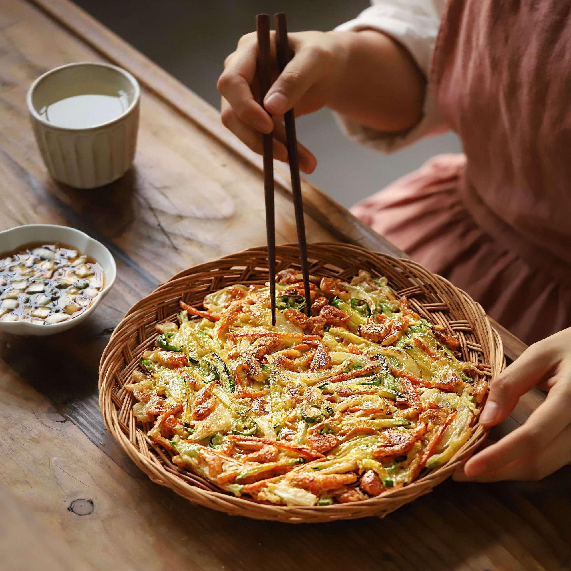 Học người H&agrave;n c&aacute;ch l&agrave;m b&aacute;nh t&ocirc;m dễ như ăn kẹo m&agrave; ngon lạ thử một lần l&agrave; m&ecirc; - Ảnh 6.