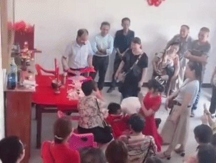 V&igrave; tập tục cưới hỏi truyền thống, c&ocirc; d&acirc;u phải dập đầu hơn 100 lần li&ecirc;n tục trước khi về nh&agrave; chồng - Ảnh 1.