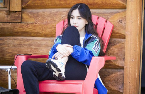 Angelababy - Dương Mịch c&ugrave;ng diện đồ đ&ocirc;i, chứng minh t&igrave;nh chị em th&acirc;n thiết giữa Cbiz thị phi - Ảnh 1.