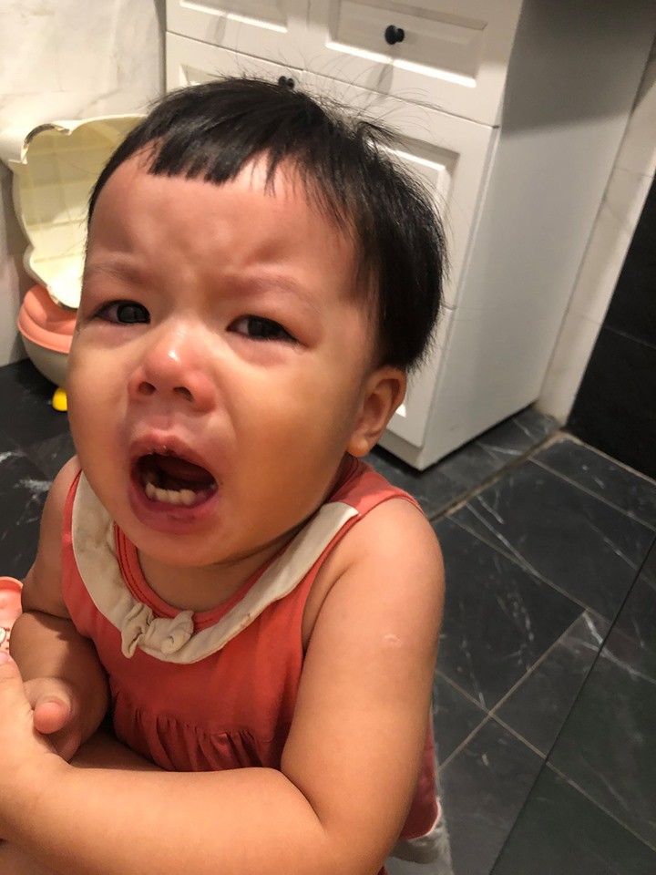 Con gái đòi lấy bàn chải đánh răng cọ nhà vệ sinh, cách xử lý sau đấy của MC Minh Trang khiến nhiều người bất ngờ - Ảnh 2. Con gái đòi lấy bàn chải đánh răng cọ nhà vệ sinh, cách xử lý sau đấy của MC Minh Trang khiến nhiều người bất ngờ - Ảnh 2.