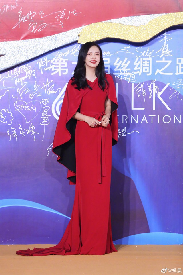 Giữa tin đồn rạn nứt h&ocirc;n nh&acirc;n với Angelababy, Huỳnh Hiểu Minh s&aacute;nh đ&ocirc;i b&ecirc;n "mối t&igrave;nh đầu" Triệu Vy tỏa s&aacute;ng tại Li&ecirc;n hoan phim Quốc tế Con đường tơ lụa năm 2019 - Ảnh 5.