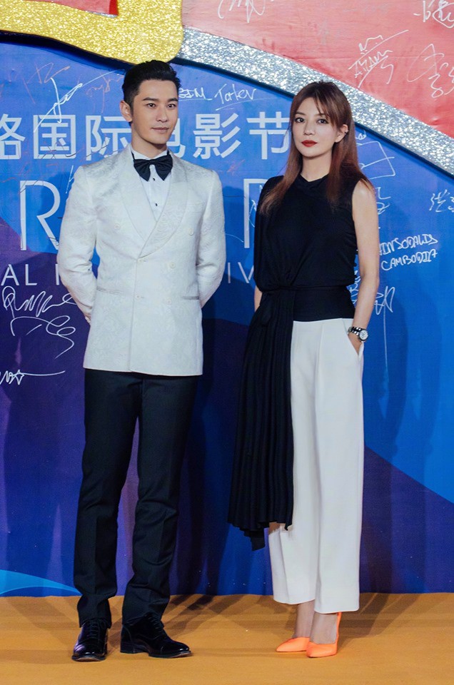 Giữa tin đồn rạn nứt h&ocirc;n nh&acirc;n với Angelababy, Huỳnh Hiểu Minh s&aacute;nh đ&ocirc;i b&ecirc;n "mối t&igrave;nh đầu" Triệu Vy tỏa s&aacute;ng tại Li&ecirc;n hoan phim Quốc tế Con đường tơ lụa năm 2019 - Ảnh 1.
