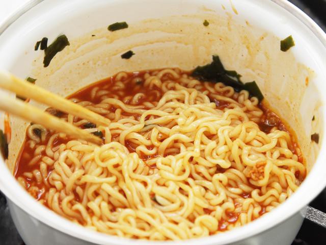 Muốn đổi món cho cả nhà, phải cập nhật ngay 3 công thức mì Hàn tiện – ngon – lạ này! - Ảnh 9. Muốn đổi món cho cả nhà, phải cập nhật ngay 3 công thức mì Hàn tiện – ngon – lạ này! - Ảnh 9.